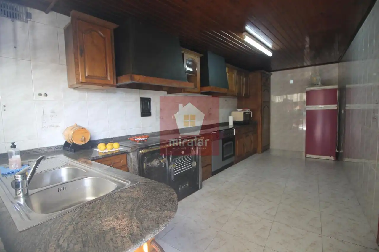 Cuina de Casa o xalet en venda en Crecente amb Calefacció, Jardí privat i Terrassa