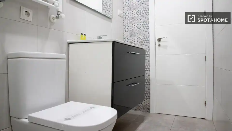 Bathroom of Flat for rent in Madrid  with Air Conditioner, Heating and Furnished