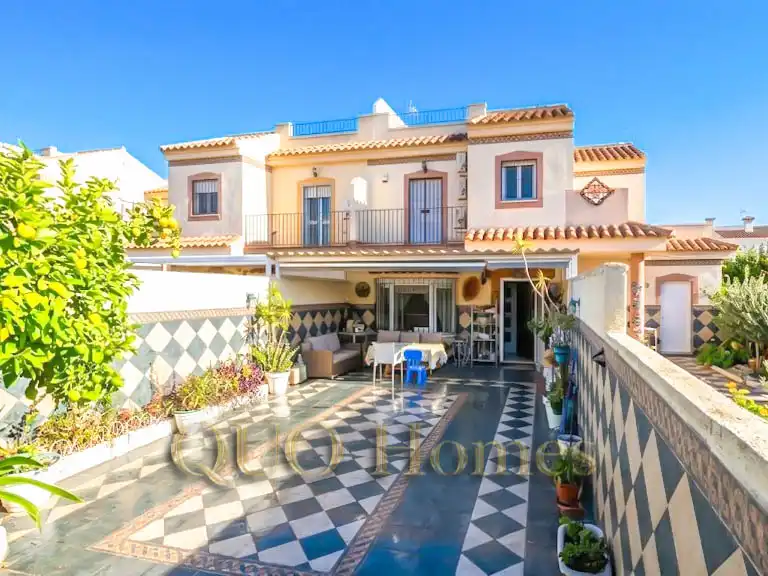 Vista exterior de Casa adosada en venda en Jerez de la Frontera amb Aire condicionat i Jardí privat
