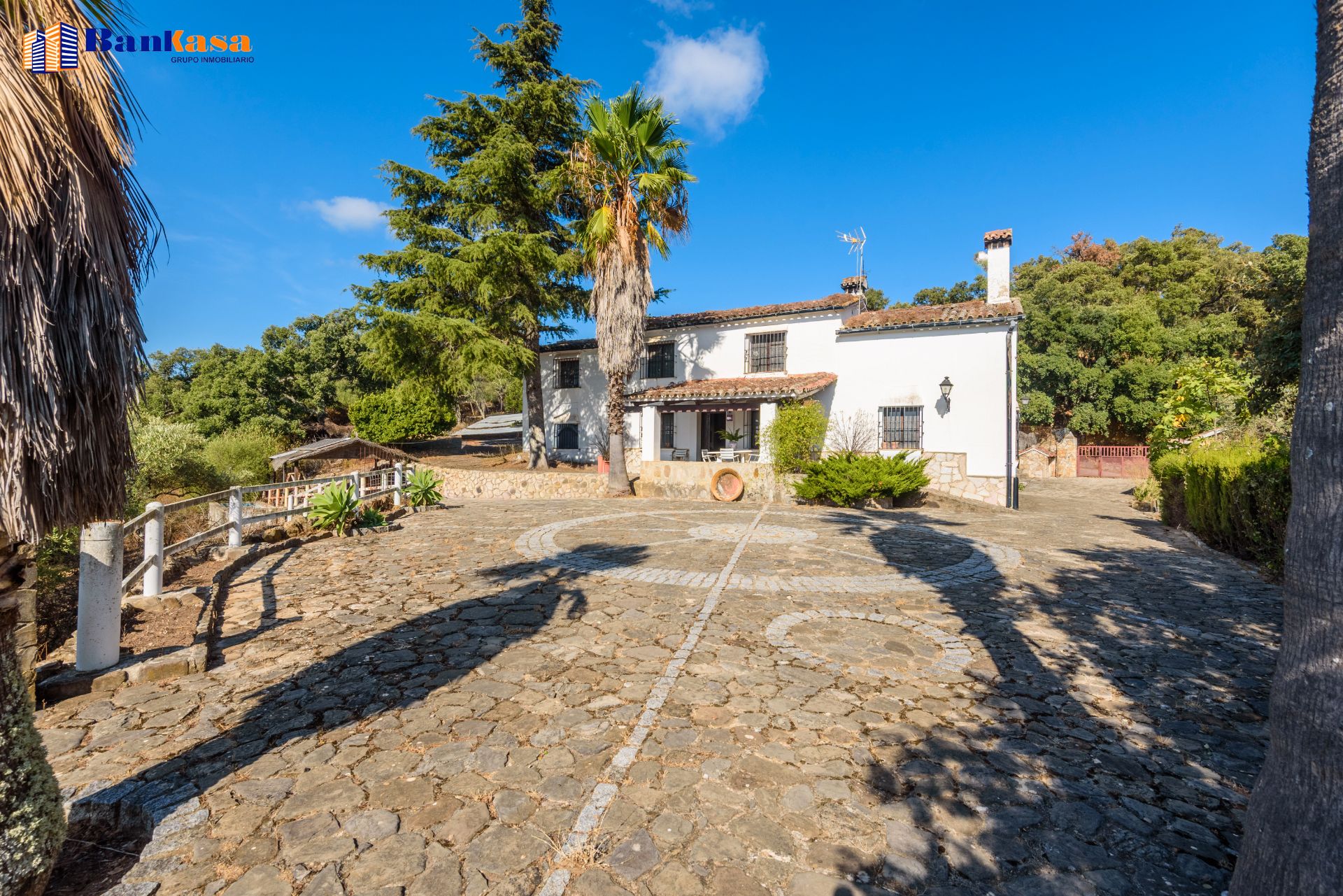 Vista exterior de Casa o xalet en venda en Cortes de la Frontera amb Calefacció, Jardí privat i Moblat