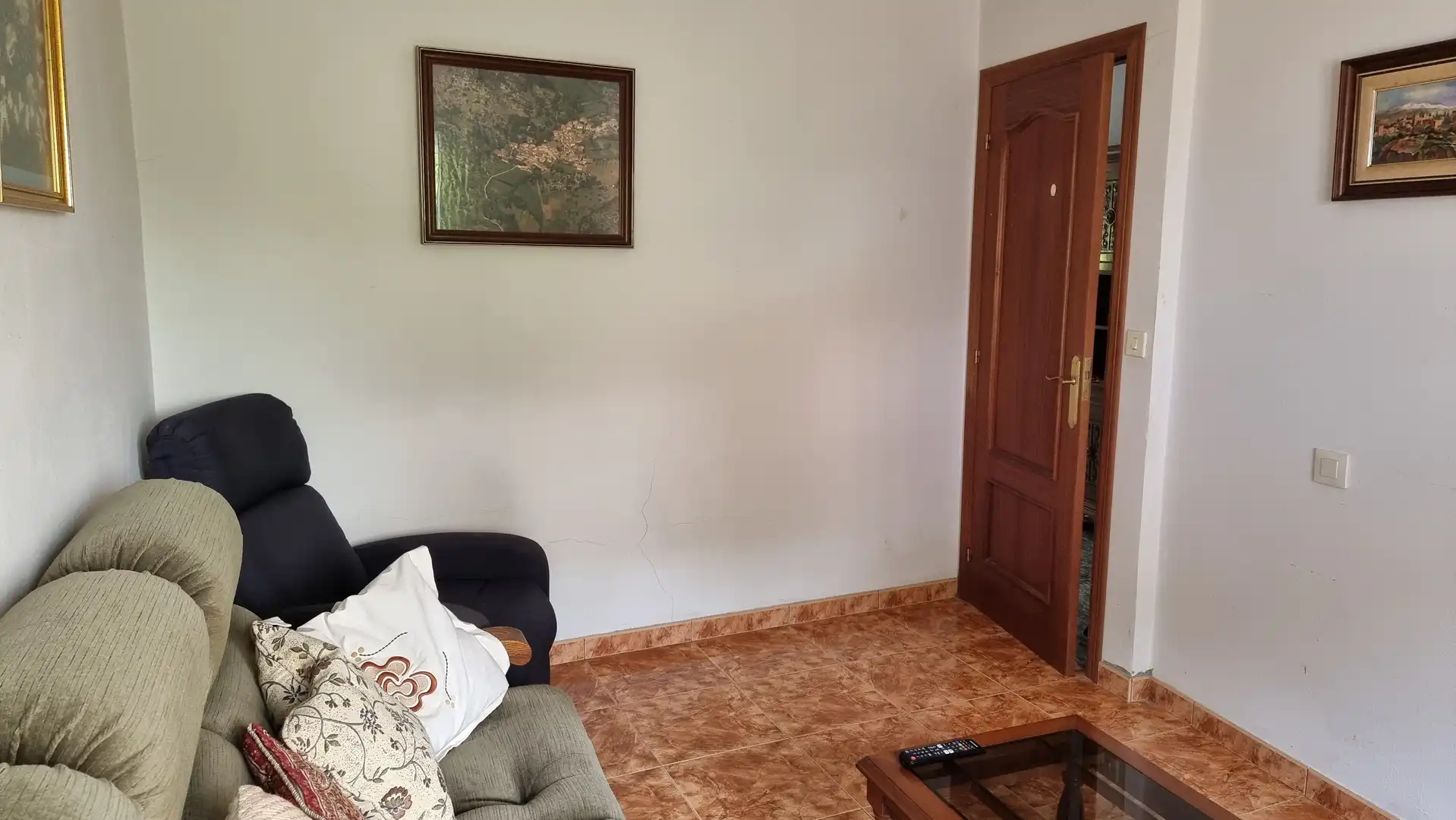 Sala d'estar de Casa adosada en venda en Cabrales amb Calefacció i Moblat