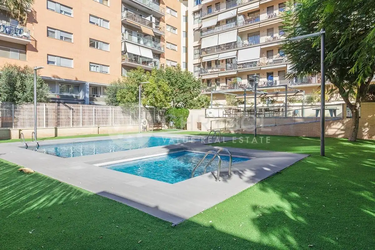 Swimming pool of Flat for sale in Barcelona  with Air Conditioner, Heating and Private garden
