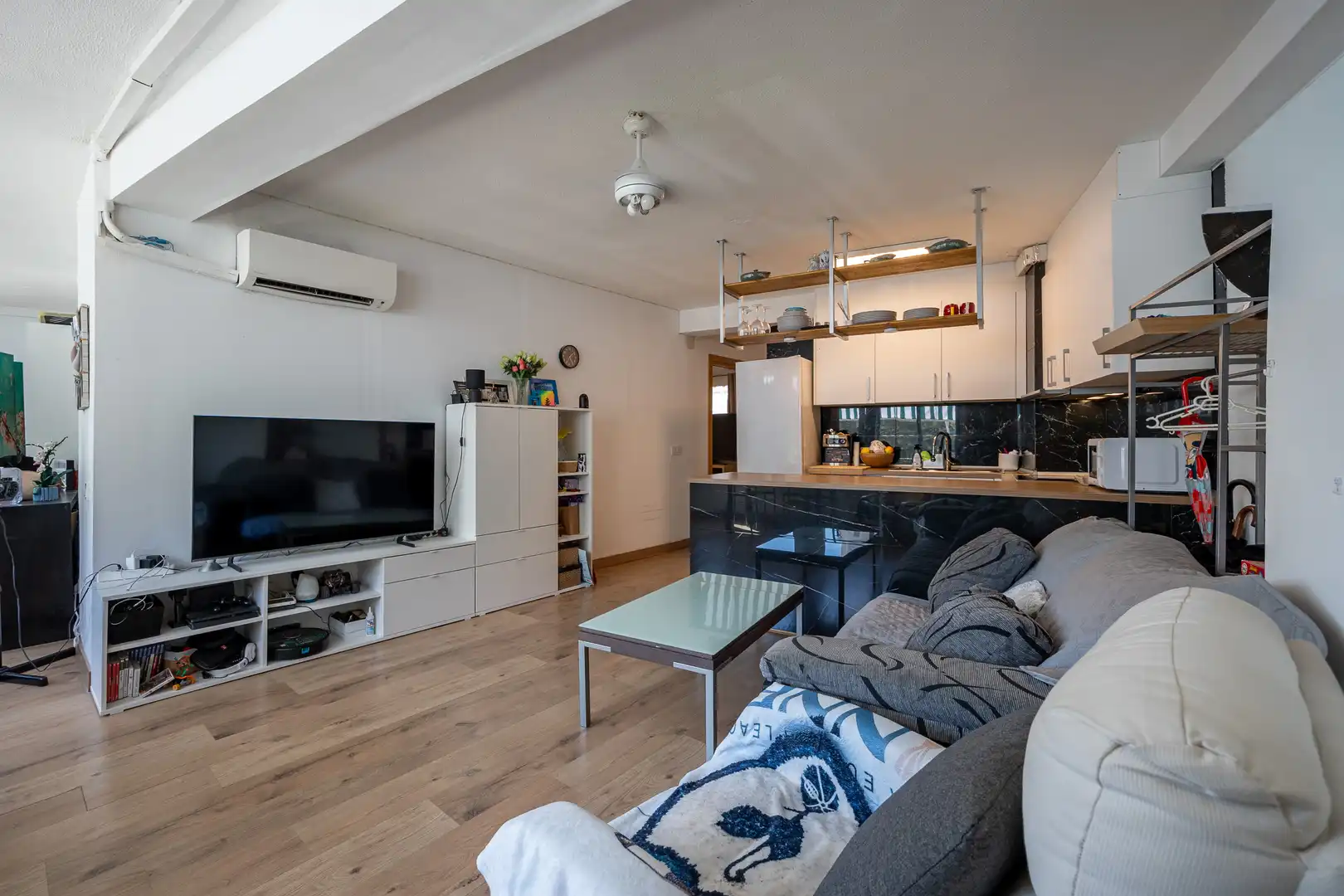Living room of Flat for sale in Benidorm  with Swimming Pool, Furnished and Community pool