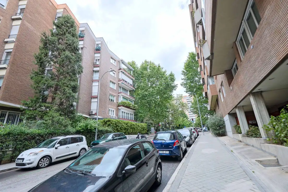 Vista exterior de Pis en venda en Madrid amb Aire condicionat, Calefacció i Jardí privat