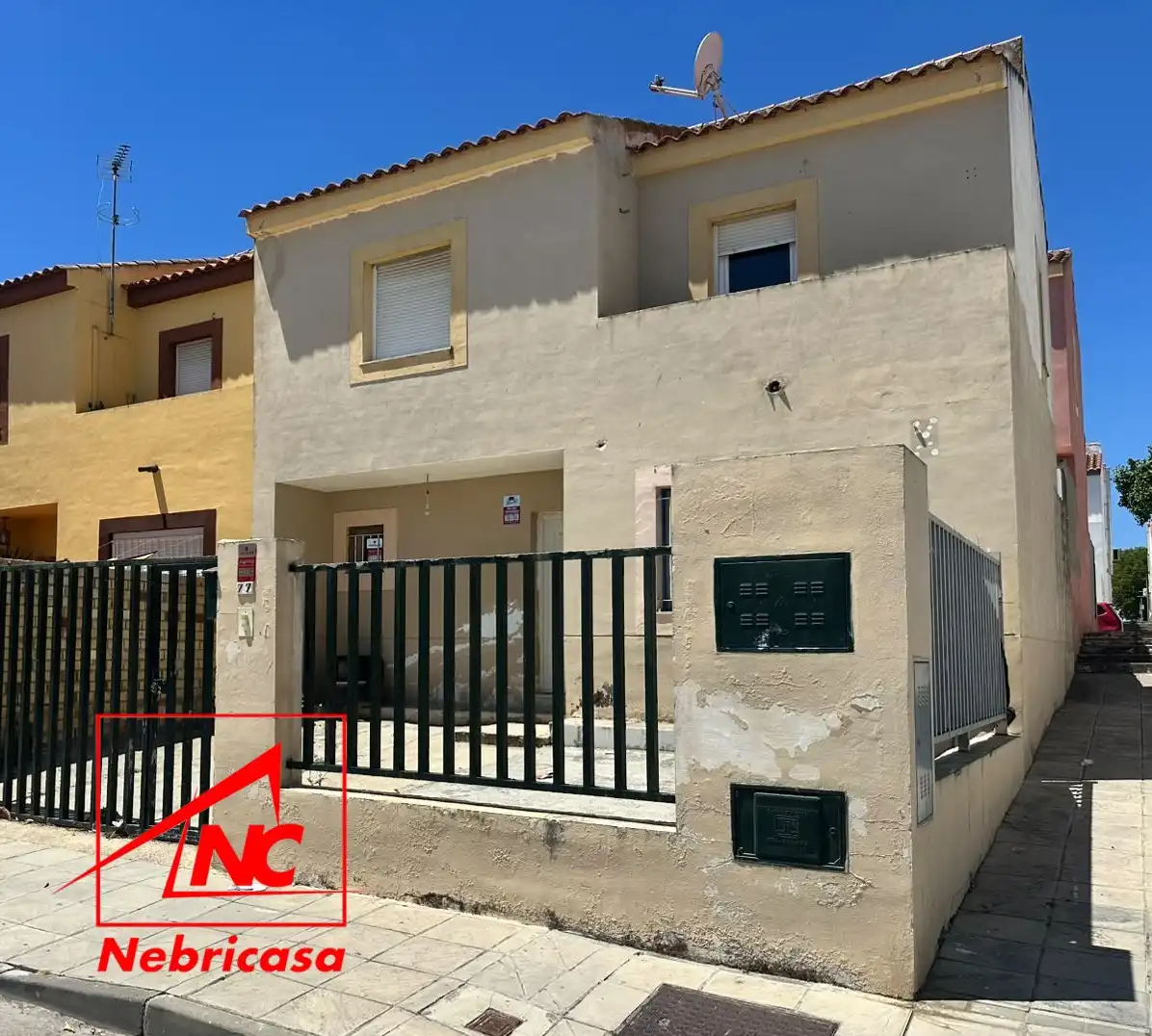 Vista exterior de Casa o chalet en venta en El Cuervo de Sevilla con Terraza y Balcón
