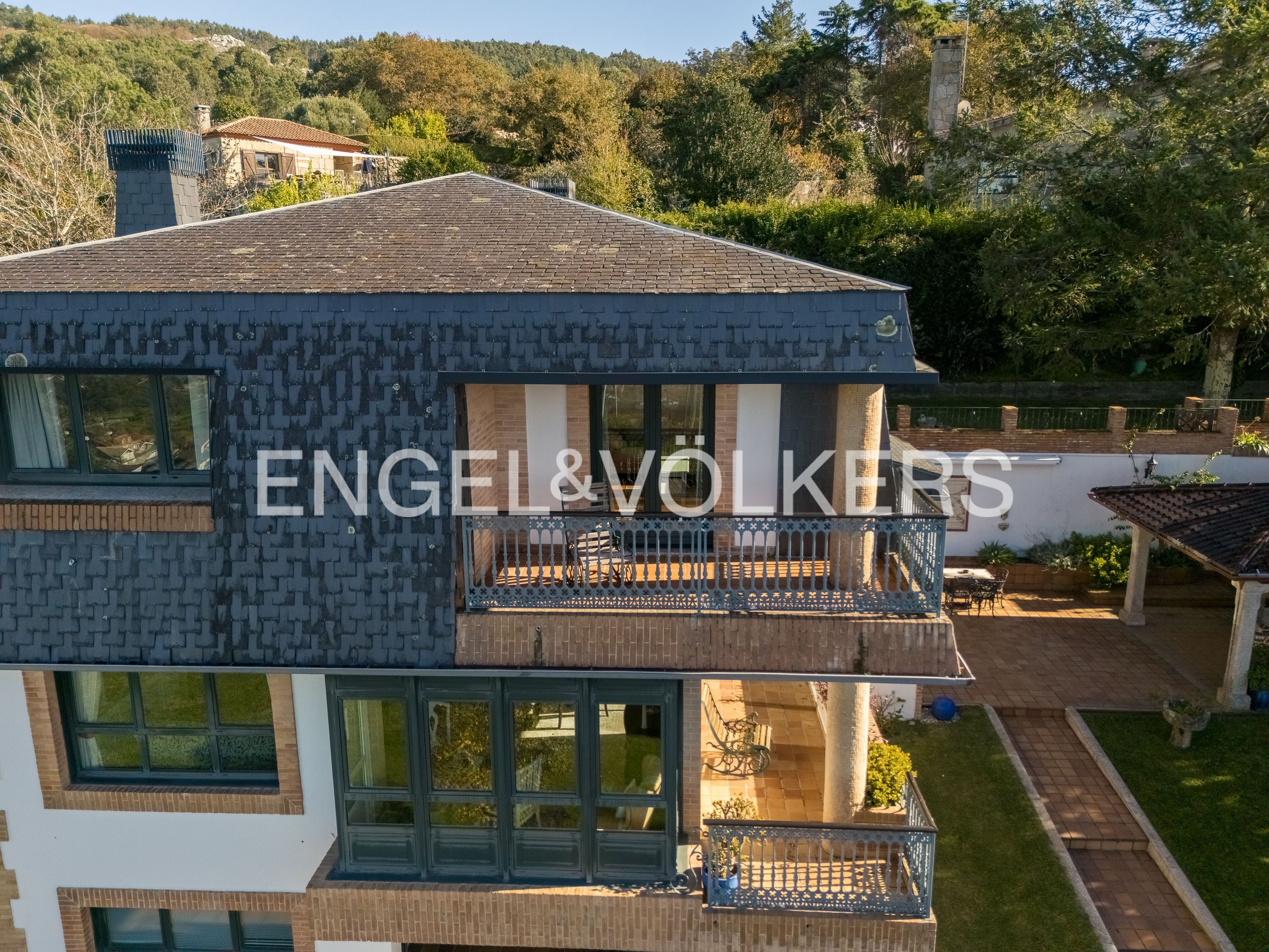 Vista exterior de Casa o xalet en venda en Nigrán amb Calefacció, Jardí privat i Parquet