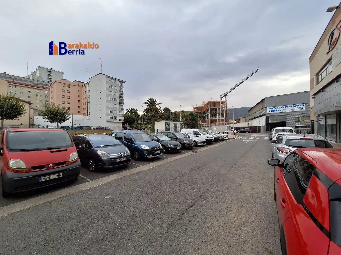 Parkplatz von Fabrikhallen zur Miete in Bagatza - San Vicente