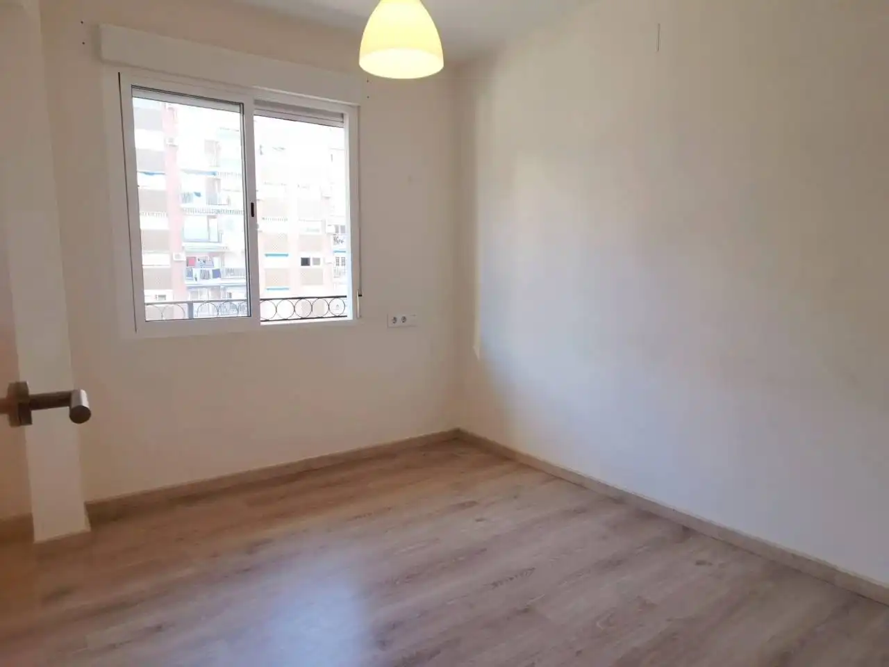 Schlafzimmer von Wohnung zur Miete in Valencia mit Balkon