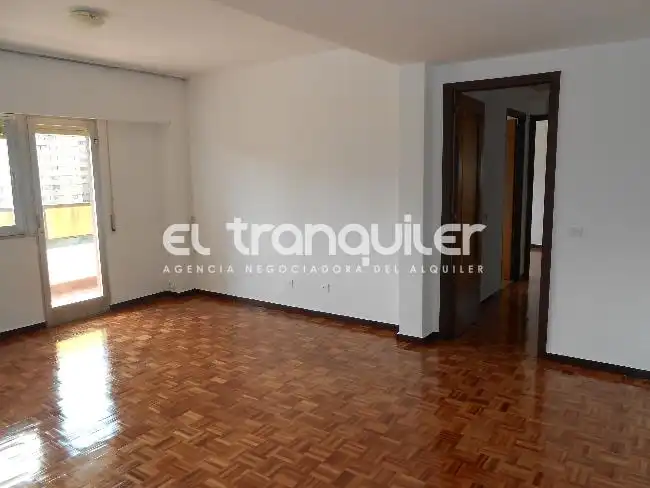 Sala d'estar de Pis en venda en Madrid amb Parquet i Terrassa