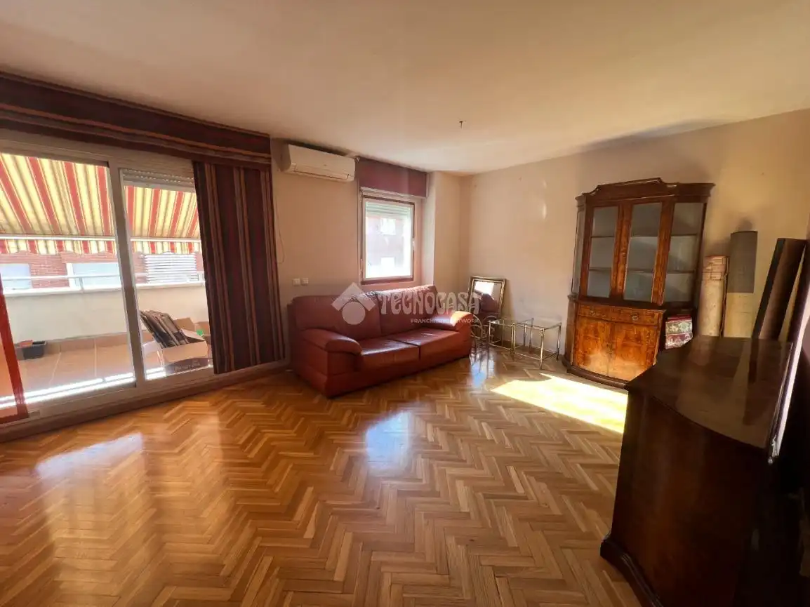Living room of Flat for sale in Alcorcón  with Heating, Parquet flooring and Terrace