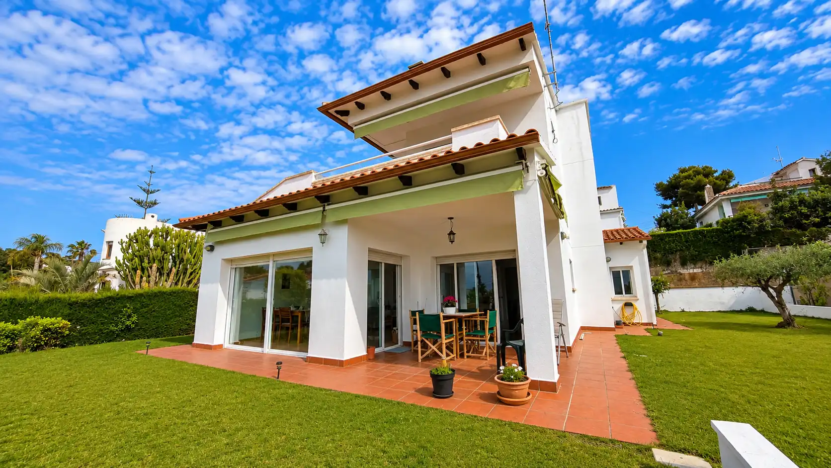 Vista exterior de Casa o xalet en venda en Cunit amb Aire condicionat, Jardí privat i Terrassa