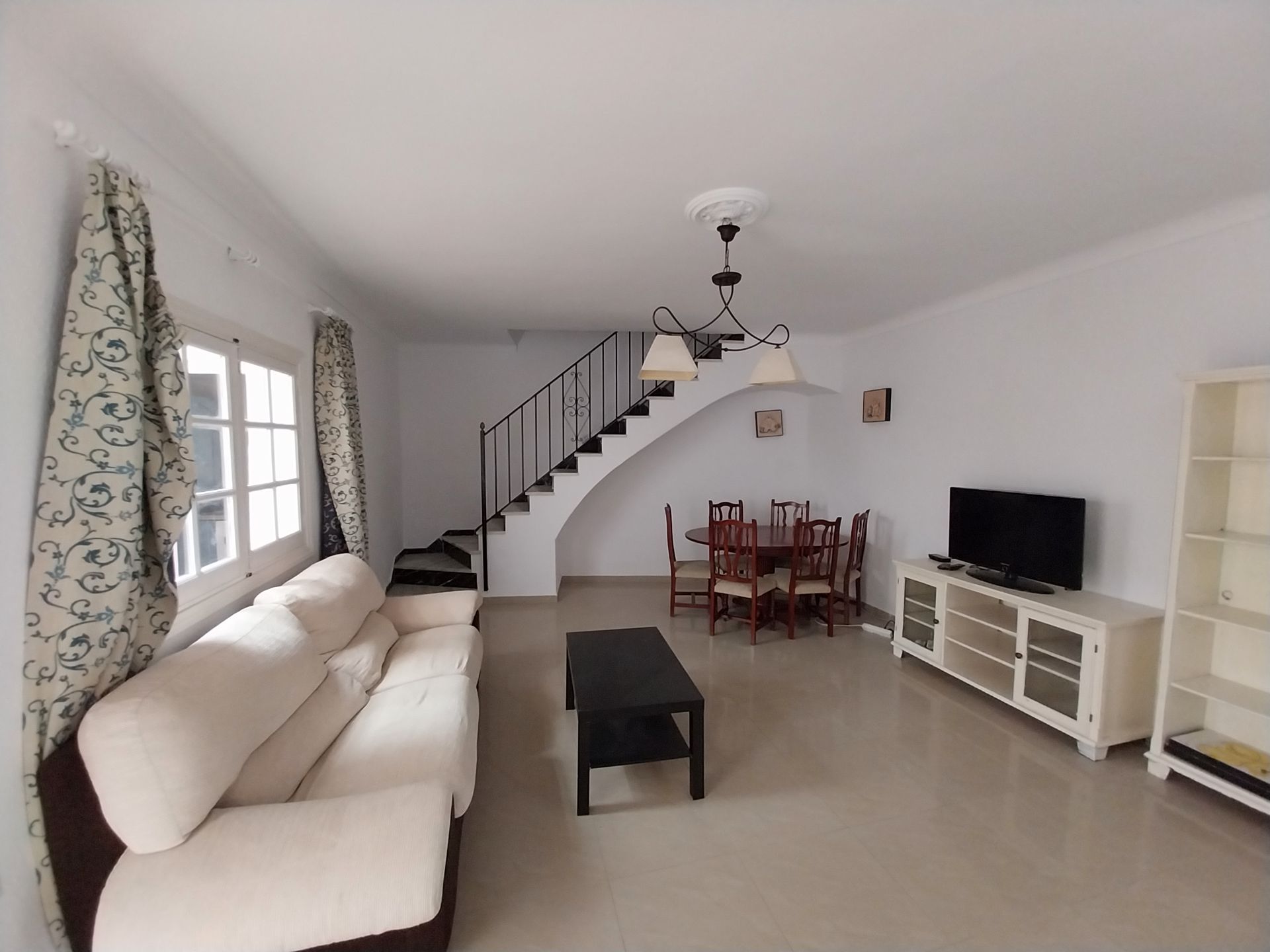 Sala d'estar de Casa o xalet en venda en Marchena amb Aire condicionat i Terrassa