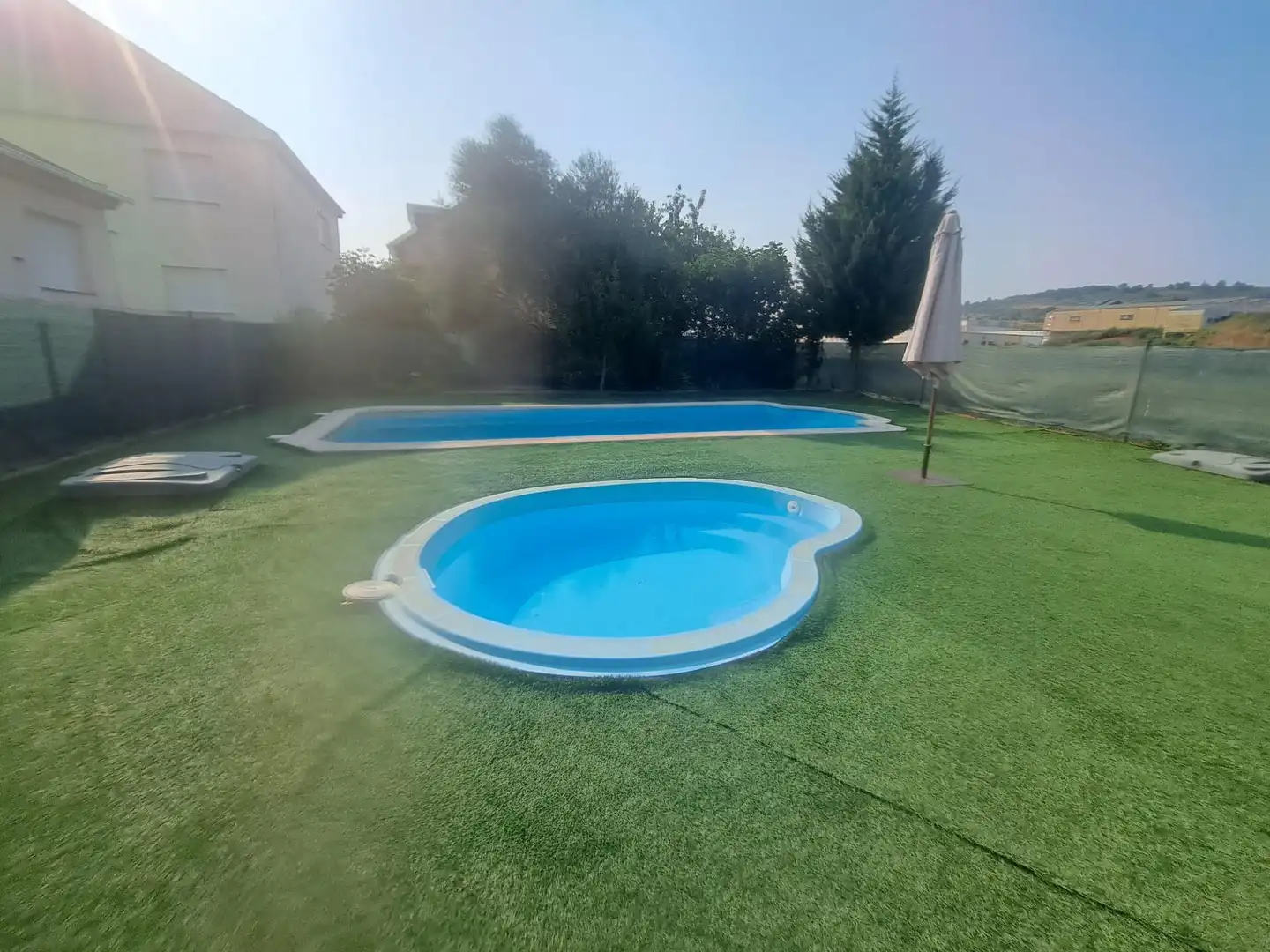 Piscina de Casa adosada en venta en Bembibre con Calefacción, Terraza y Balcón