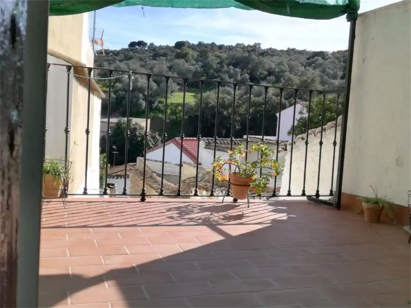 Terrassa de Casa adosada en venda en El Castillo de las Guardas amb Aire condicionat, Traster i Moblat