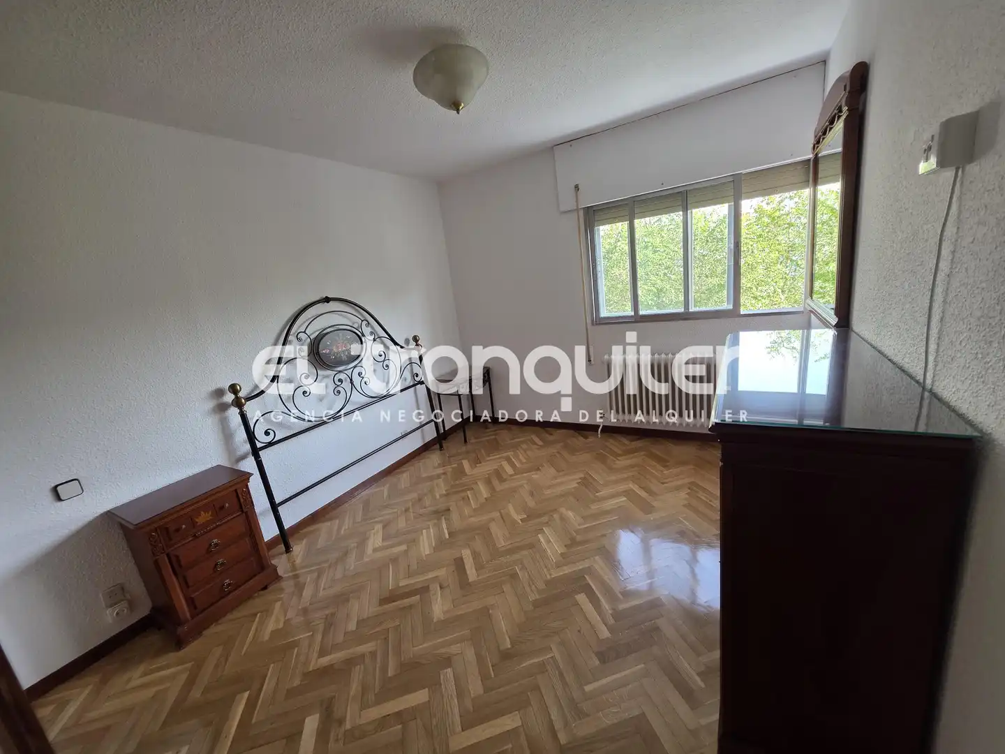 Living room of Flat for rent in Madrid  with Parquet flooring, Terrace and Furnished