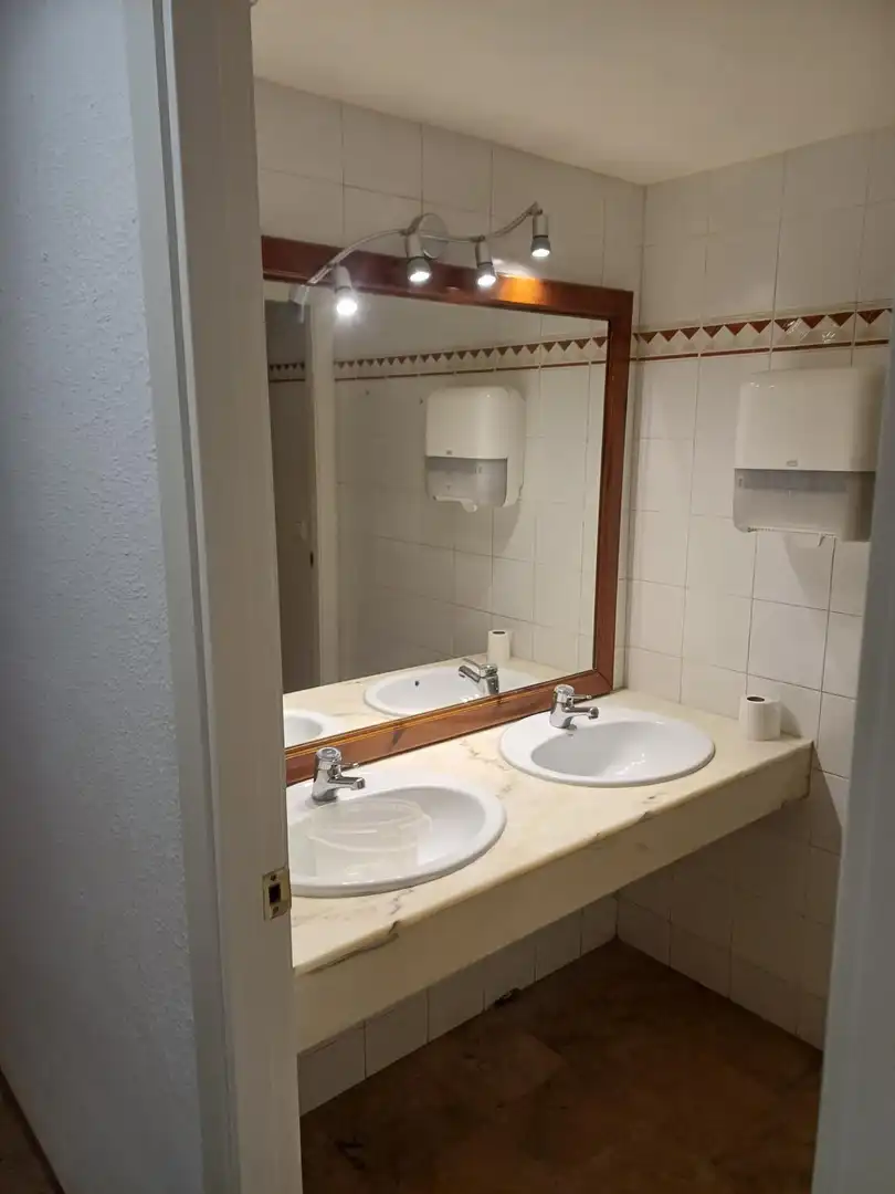 Baño de Local de alquiler en Tarragona con Aire acondicionado