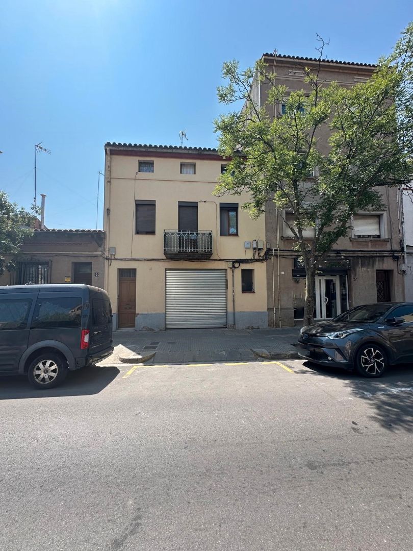 Vista exterior de Casa adosada en venda en Manresa amb Calefacció, Terrassa i Balcó