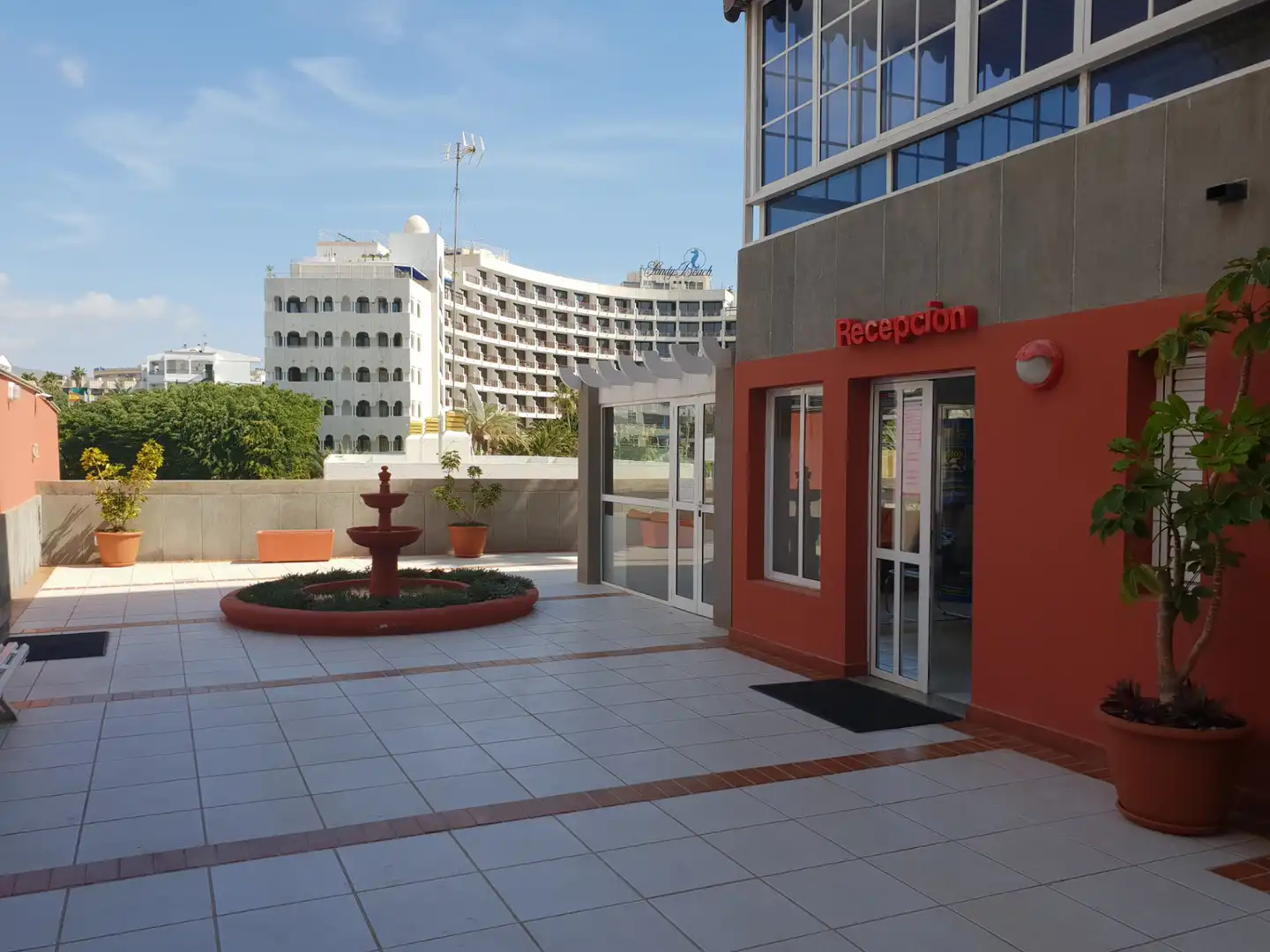 Vista exterior de Estudi en venda en San Bartolomé de Tirajana amb Balcó i Piscina comunitària