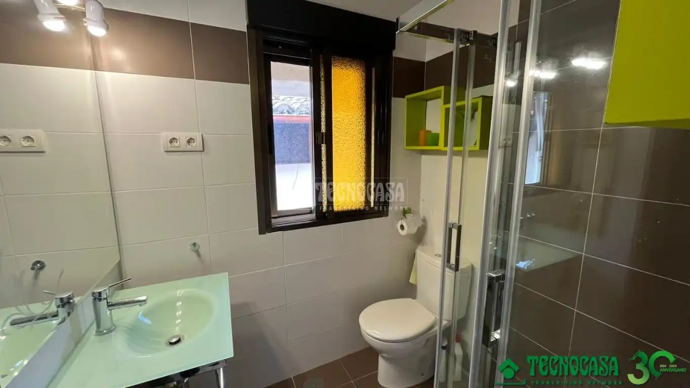 Badezimmer von Einfamilien-Reihenhaus zum Verkauf in San Esteban del Valle mit Klimaanlage und Heizung