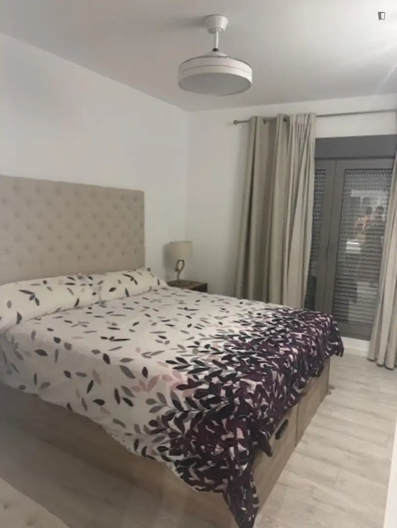 Habitación de Apartamento de alquiler en Dos Hermanas con Aire acondicionado, Calefacción y Amueblado