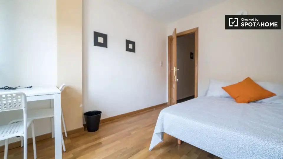 Habitación de Piso de alquiler en Valencia con Aire acondicionado, Calefacción y Amueblado