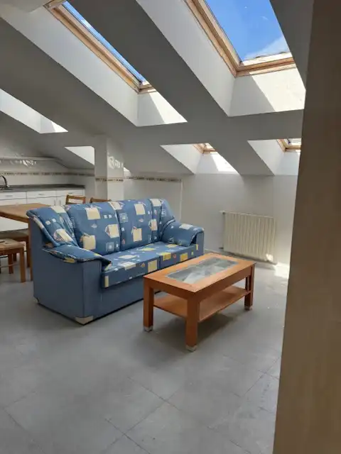 Schlafzimmer von Dachboden zum Verkauf in Taramundi mit Heizung, Möbliert und Ofen