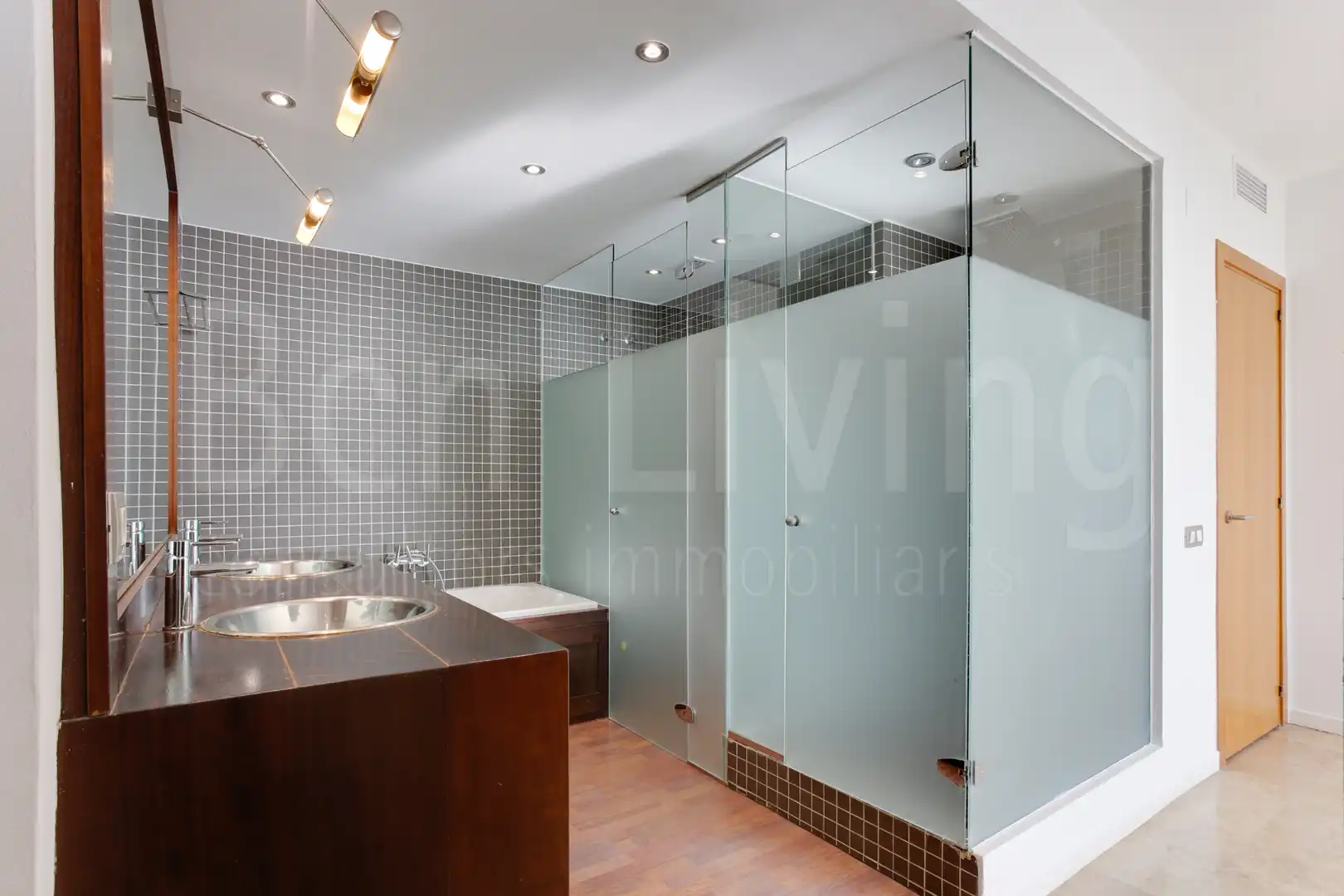 Baño de Piso de alquiler en Barcelona con Aire acondicionado, Terraza y Trastero