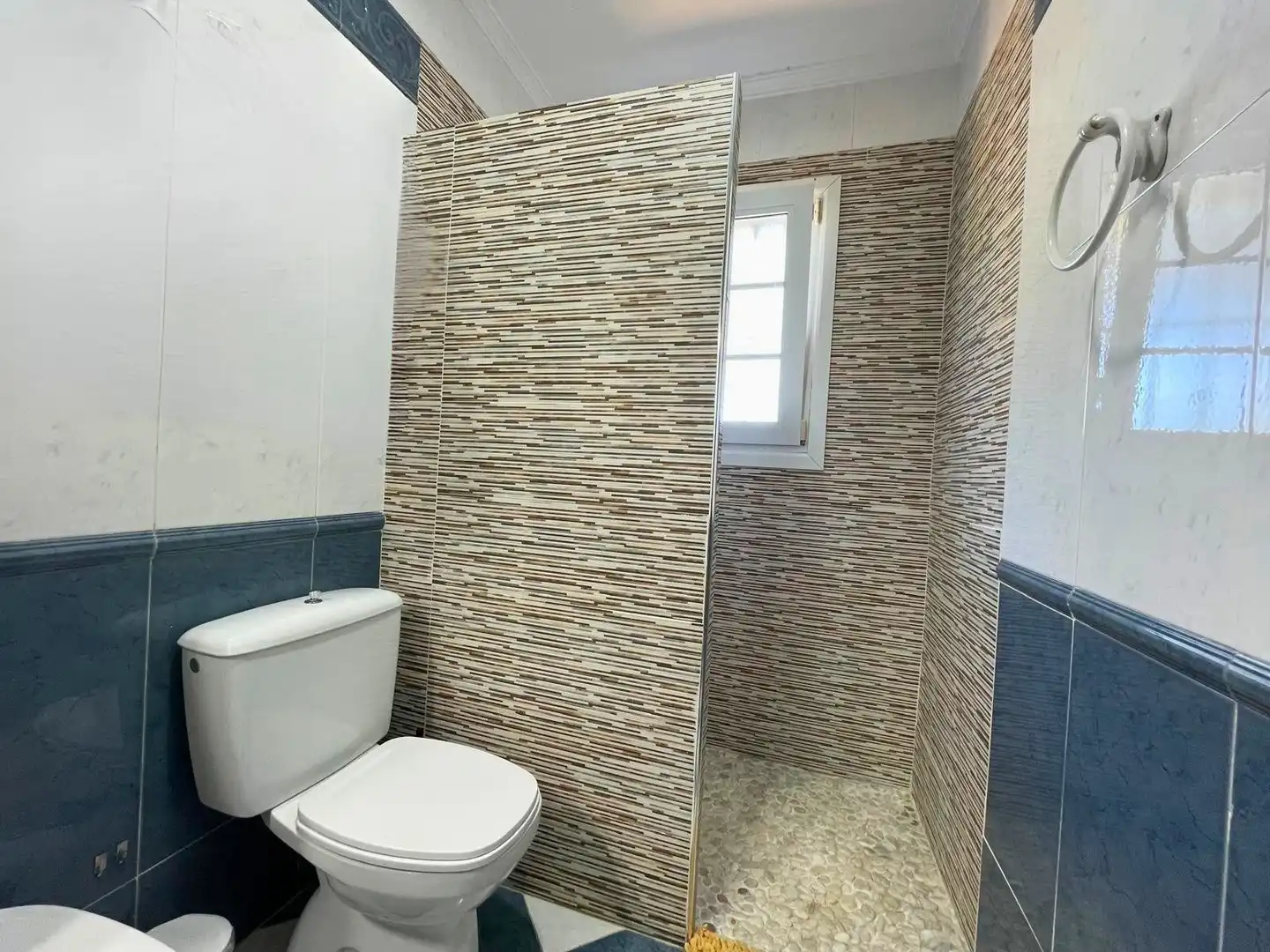Badezimmer von Haus oder Chalet zum Verkauf in Aljaraque mit Klimaanlage, Heizung und Privatgarten