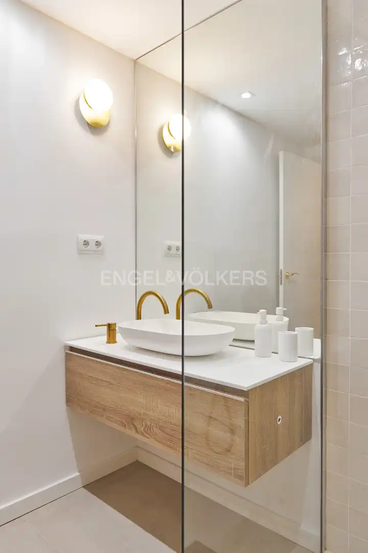 Baño de Piso de alquiler en Barcelona con Aire acondicionado, Calefacción y Balcón