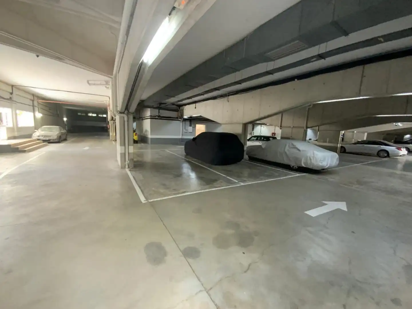 Aparcament de Dúplex en venda en Marbella amb Aire condicionat, Terrassa i Piscina