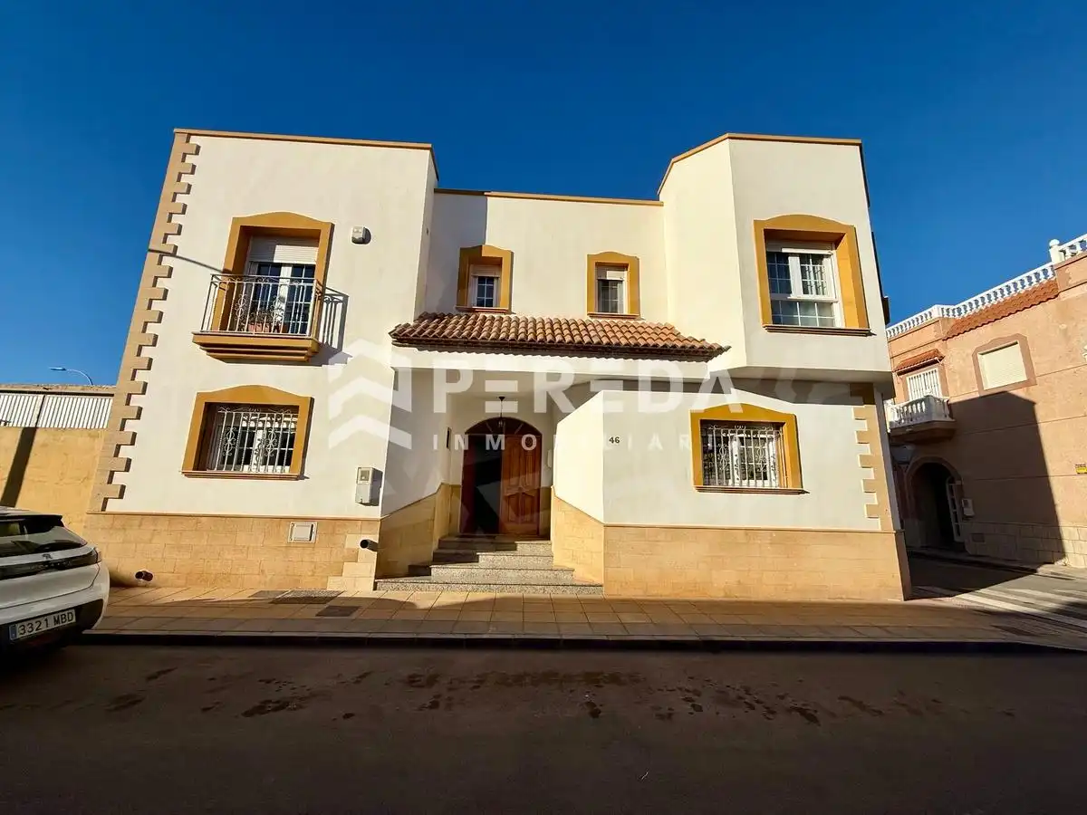 Vista exterior de Casa o xalet en venda en La Mojonera amb Jardí privat, Terrassa i Moblat