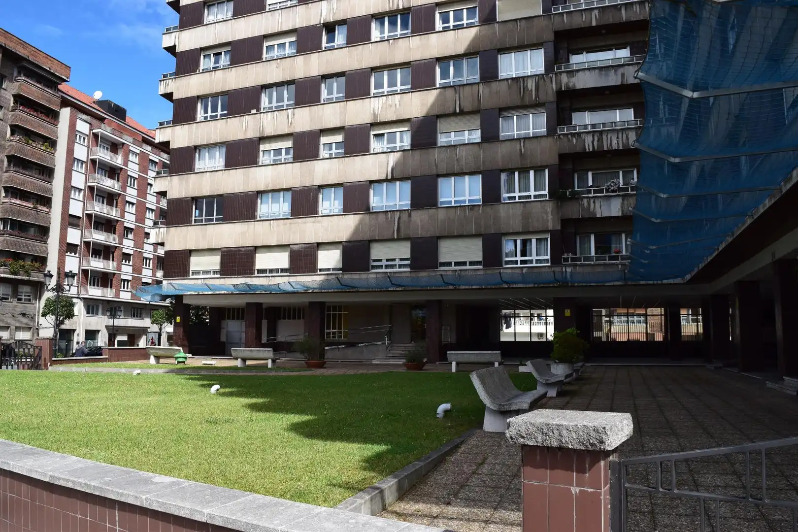 Vista exterior de Pis en venda en Oviedo  amb Calefacció, Parquet i Traster