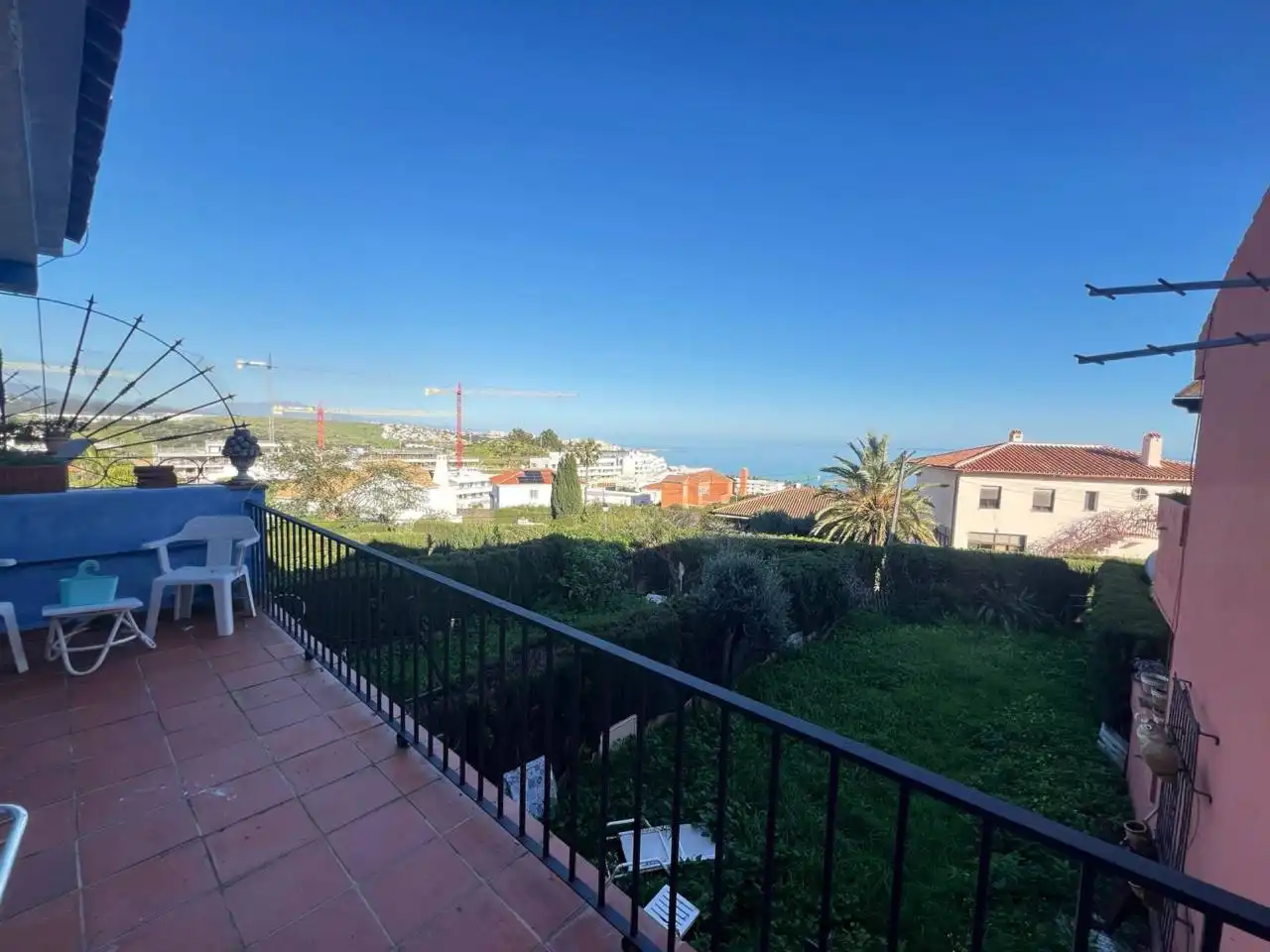 Vista exterior de Casa adosada en venda en Estepona amb Jardí privat, Terrassa i Moblat