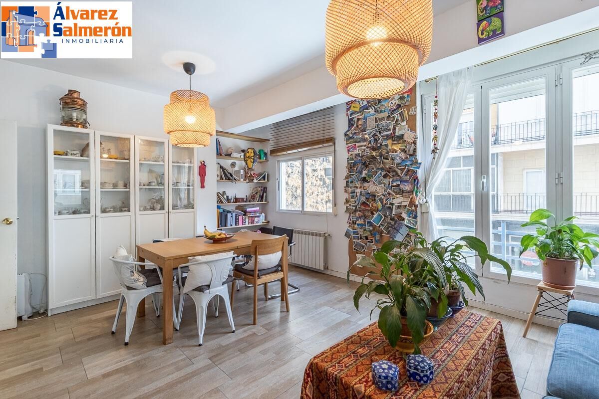 Comedor de Piso en venta en  Granada Capital con Calefacción, Trastero y Balcón