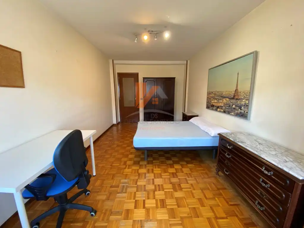 Schlafzimmer von Wohnung zur Miete in Santiago de Compostela  mit Heizung und Möbliert