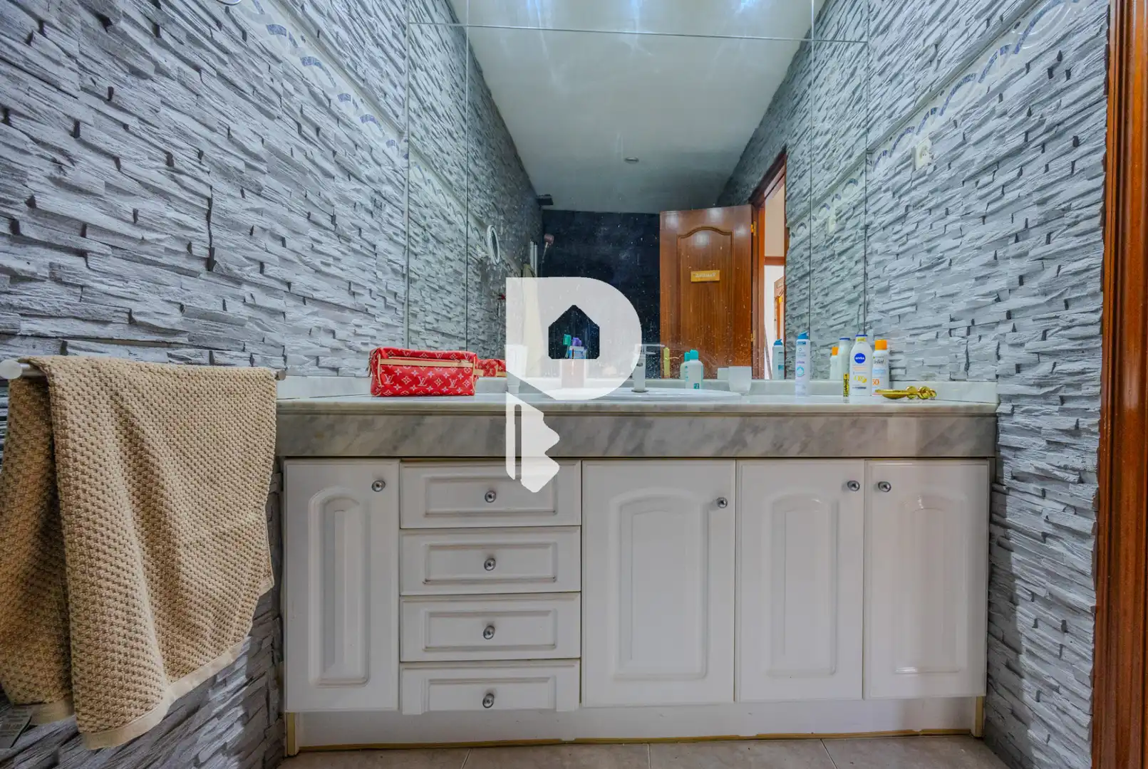 Baño de Casa adosada en venta en Sant Vicenç Dels Horts con Aire acondicionado, Calefacción y Terraza
