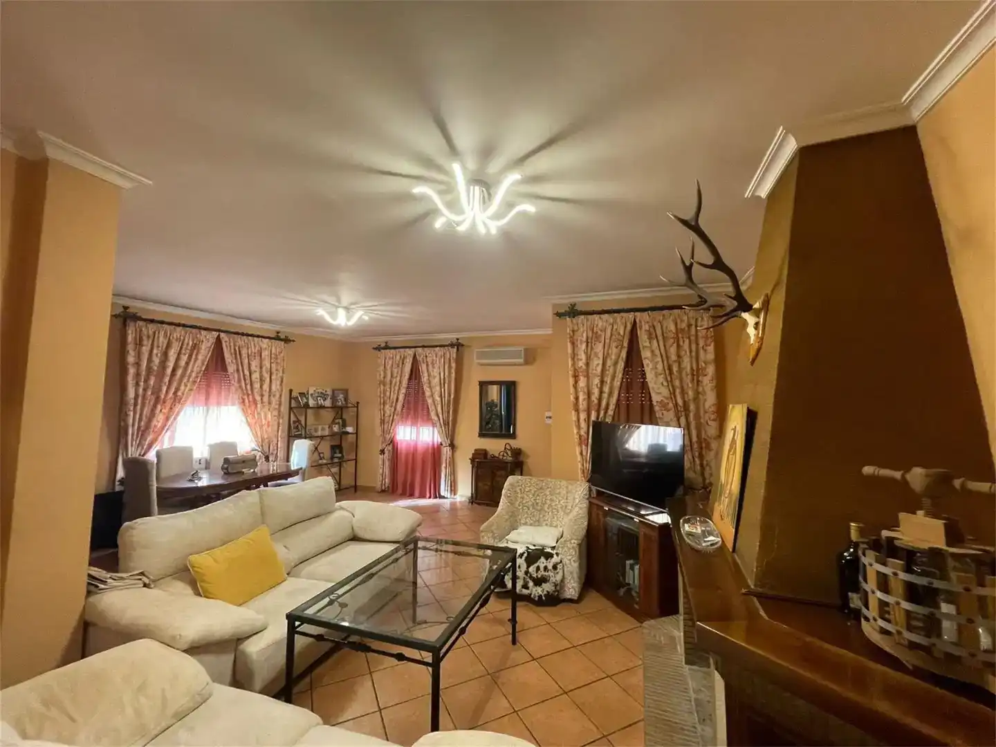 Sala d'estar de Casa adosada en venda en Hornachuelos amb Aire condicionat, Traster i Moblat