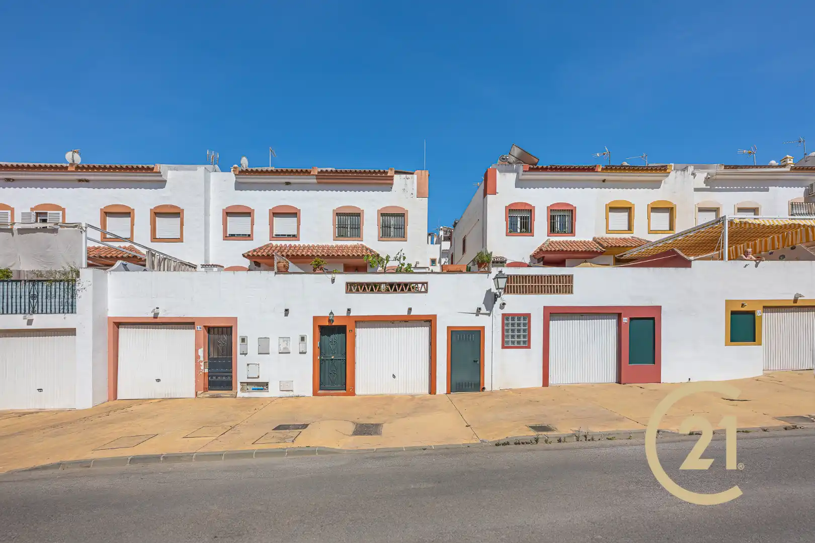 Vista exterior de Casa adosada en venda en Marbella amb Aire condicionat, Jardí privat i Terrassa
