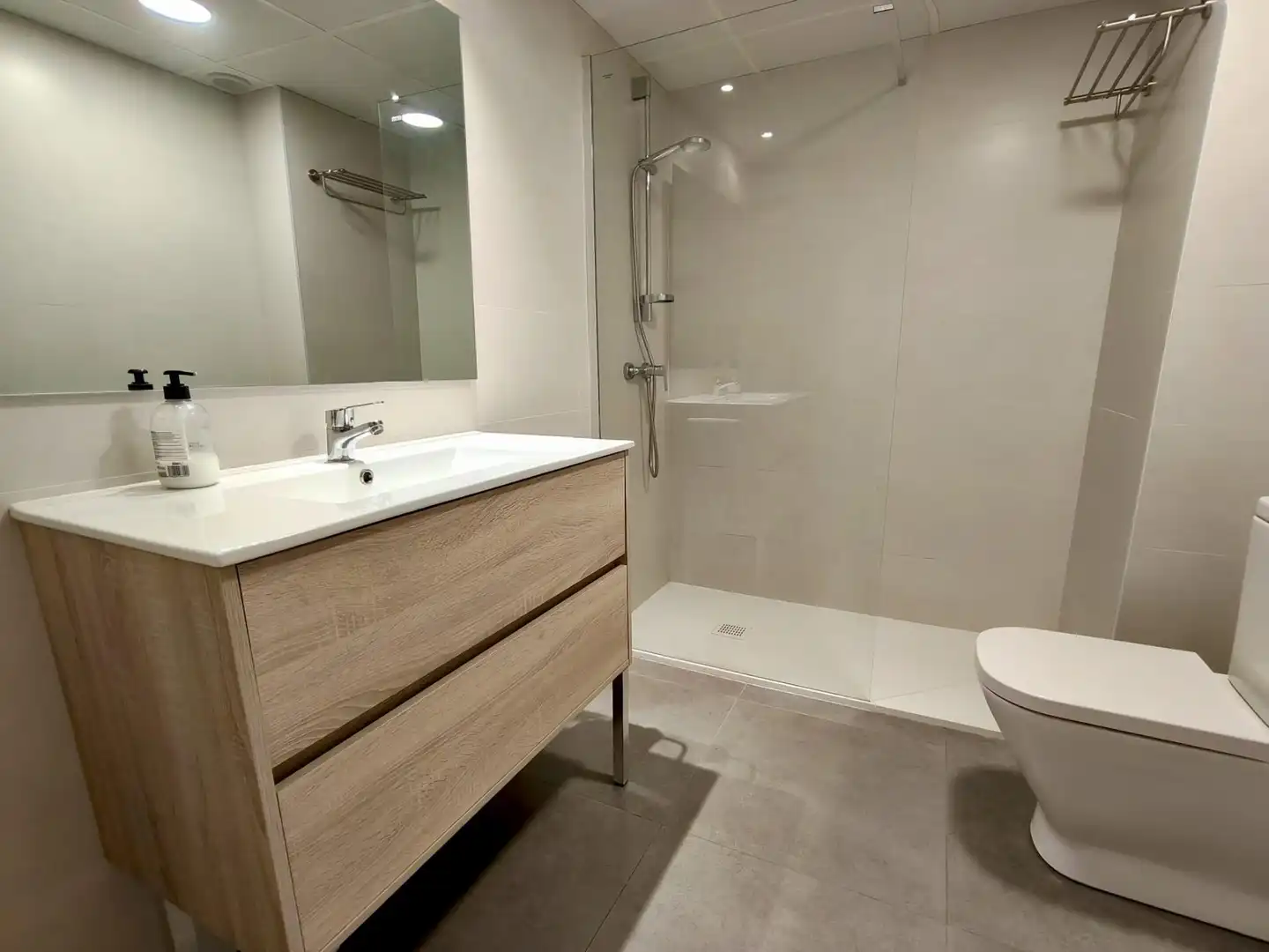 Badezimmer von Wohnung zur Miete in Zaragoza mit Heizung, Parkett und Terrasse