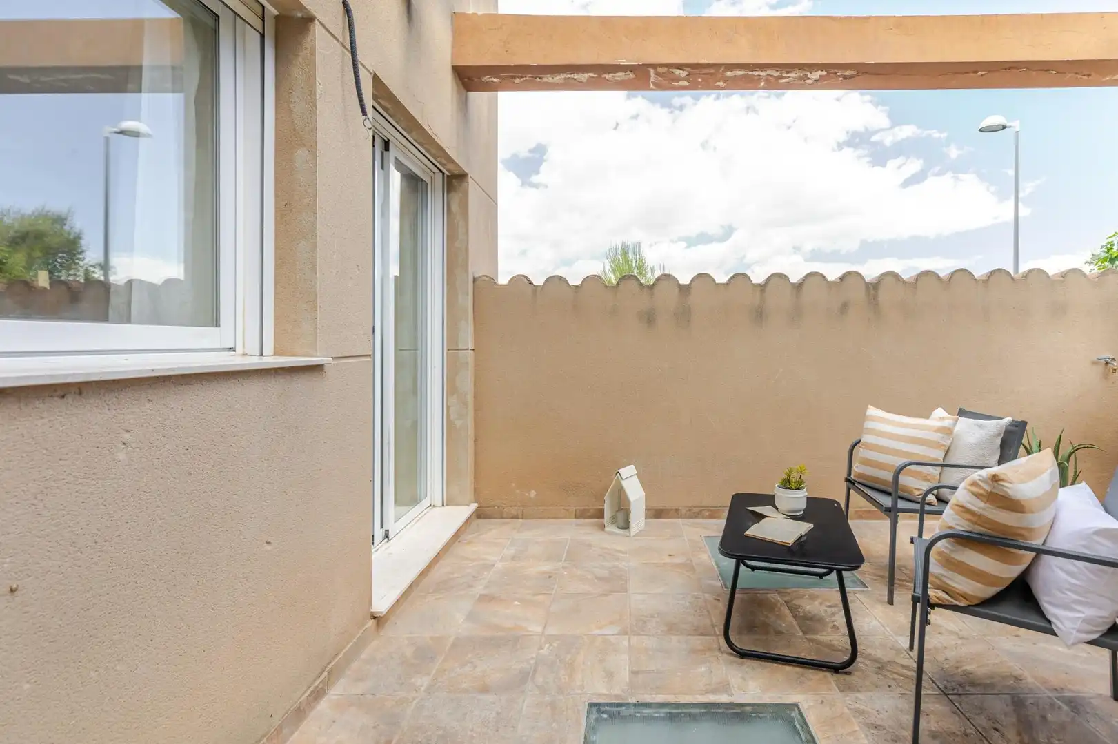 Terrasse von Einfamilien-Reihenhaus zum Verkauf in Gilet mit Terrasse, Abstellraum und Balkon