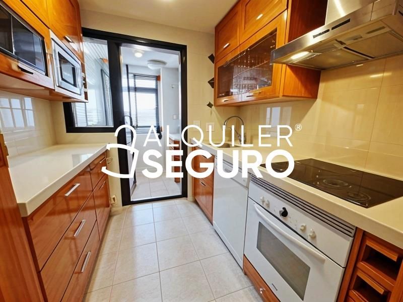 Cuina de Pis de lloguer en  Madrid Capital amb Aire condicionat, Calefacció i Traster