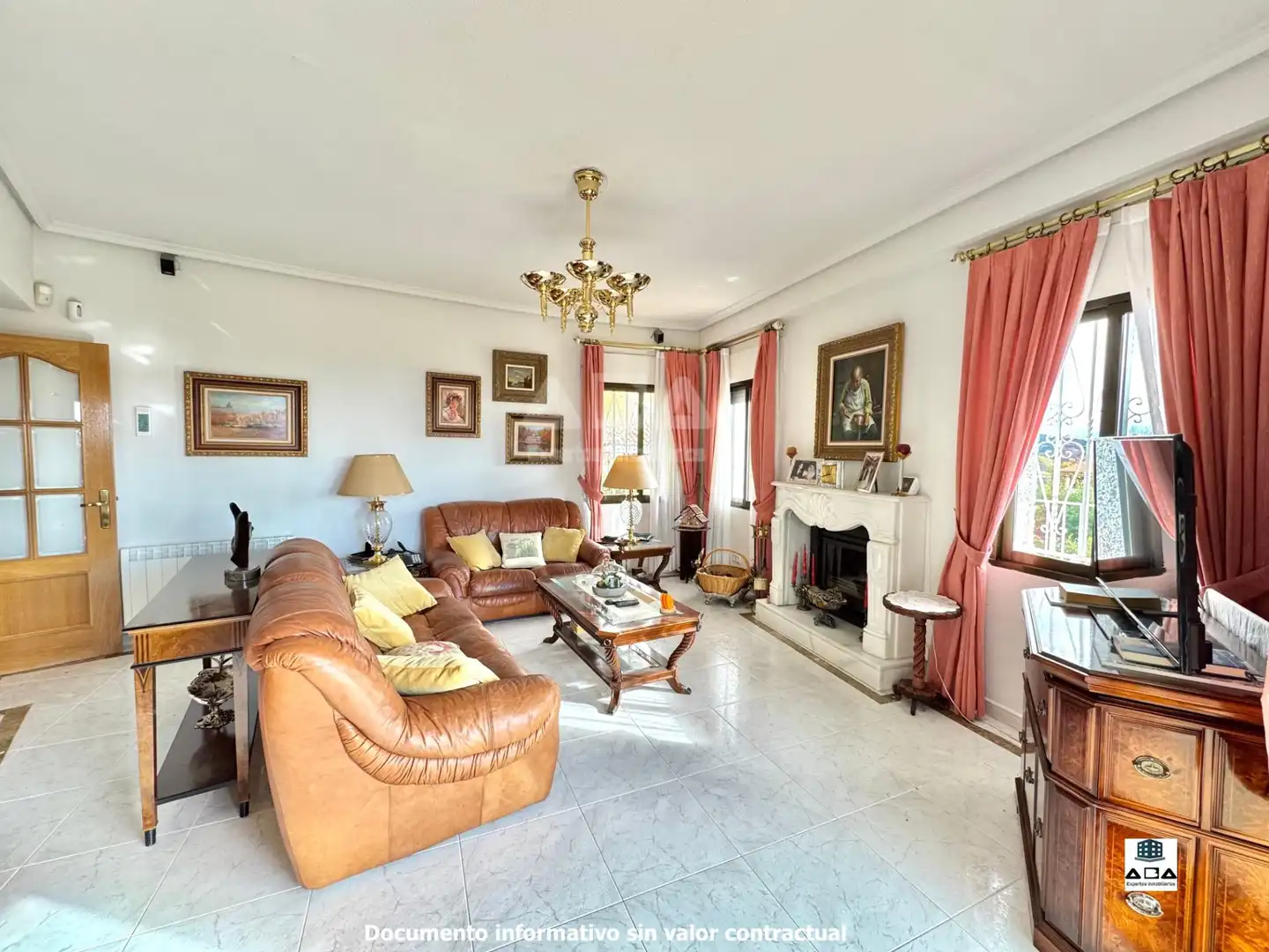 Sala de estar de Casa o chalet en venta en Poyales del Hoyo con Aire acondicionado, Calefacción y Jardín privado