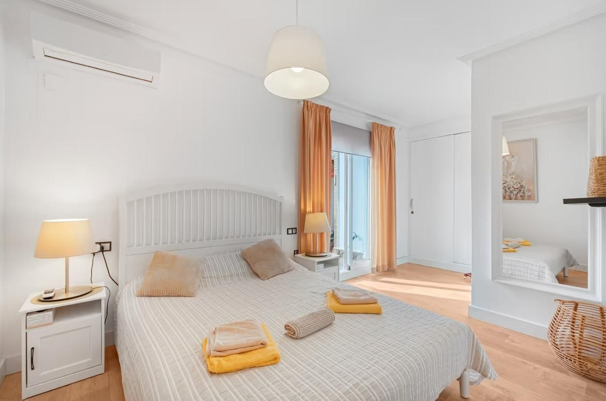 Habitación de Apartamento de alquiler en Torrevieja con Aire acondicionado, Jardín privado y Terraza