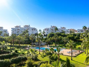 Apartment with pool for sale in Selwo