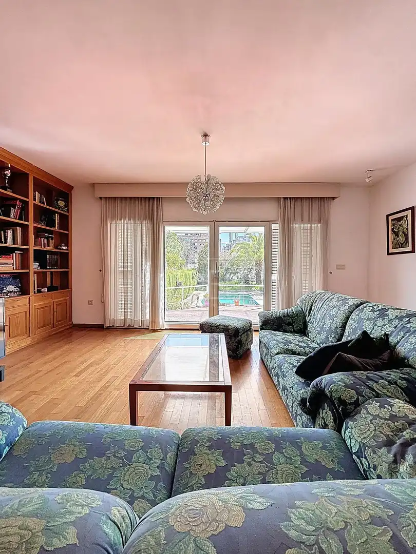 Wohnzimmer von Einfamilien-Reihenhaus zum Verkauf in Granada mit Klimaanlage, Privatgarten und Terrasse