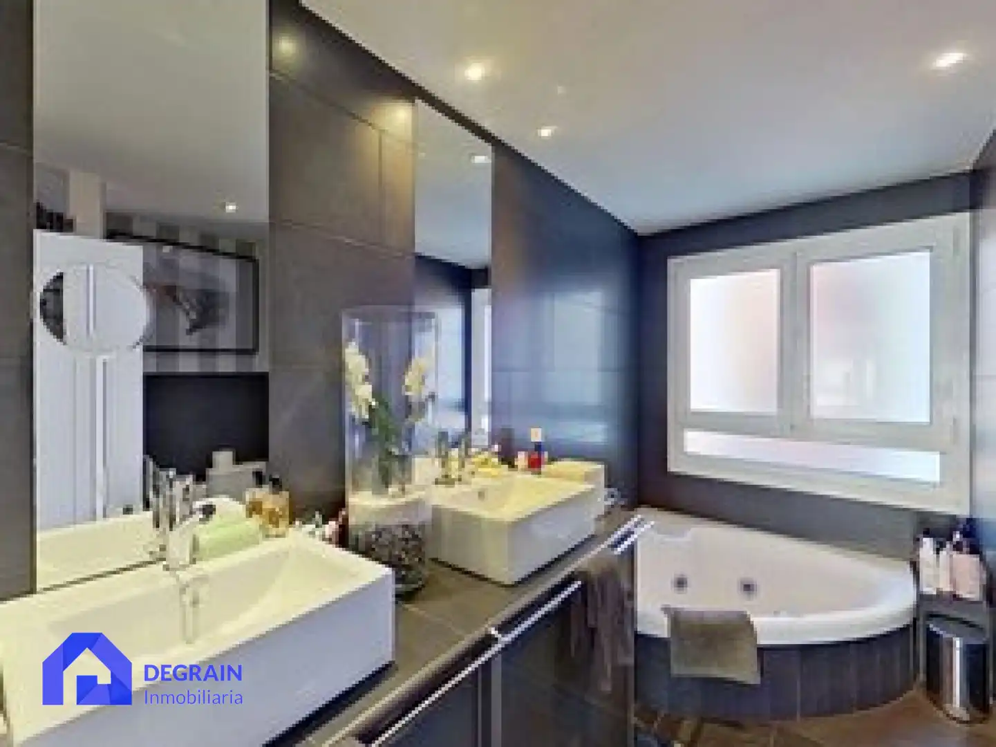 Bathroom of Flat for sale in Oviedo   with Heating and Storage room