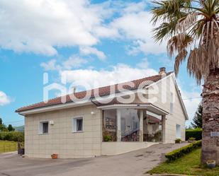 Vista exterior de Casa o xalet en venda en Langreo amb Calefacció, Jardí privat i Terrassa