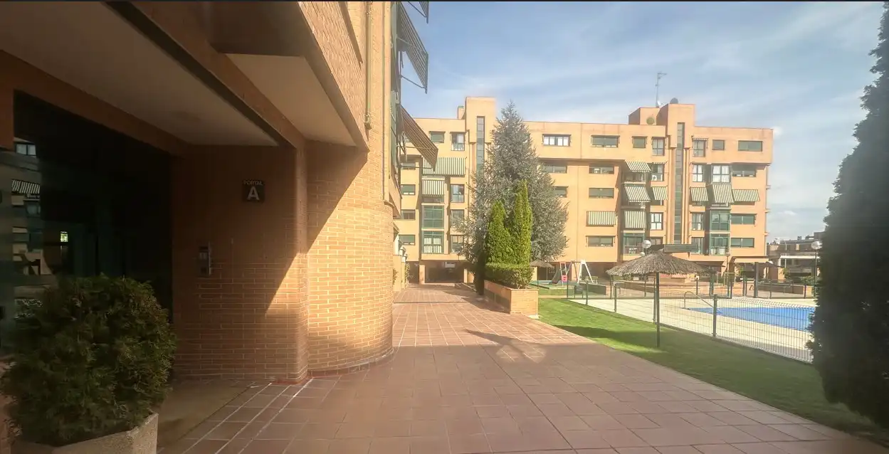 Vista exterior de Pis en venda en Madrid amb Aire condicionat, Calefacció i Jardí privat
