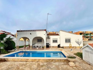 Villa con piscina in vendita a Eucaliptus- Poble Nou del Delta