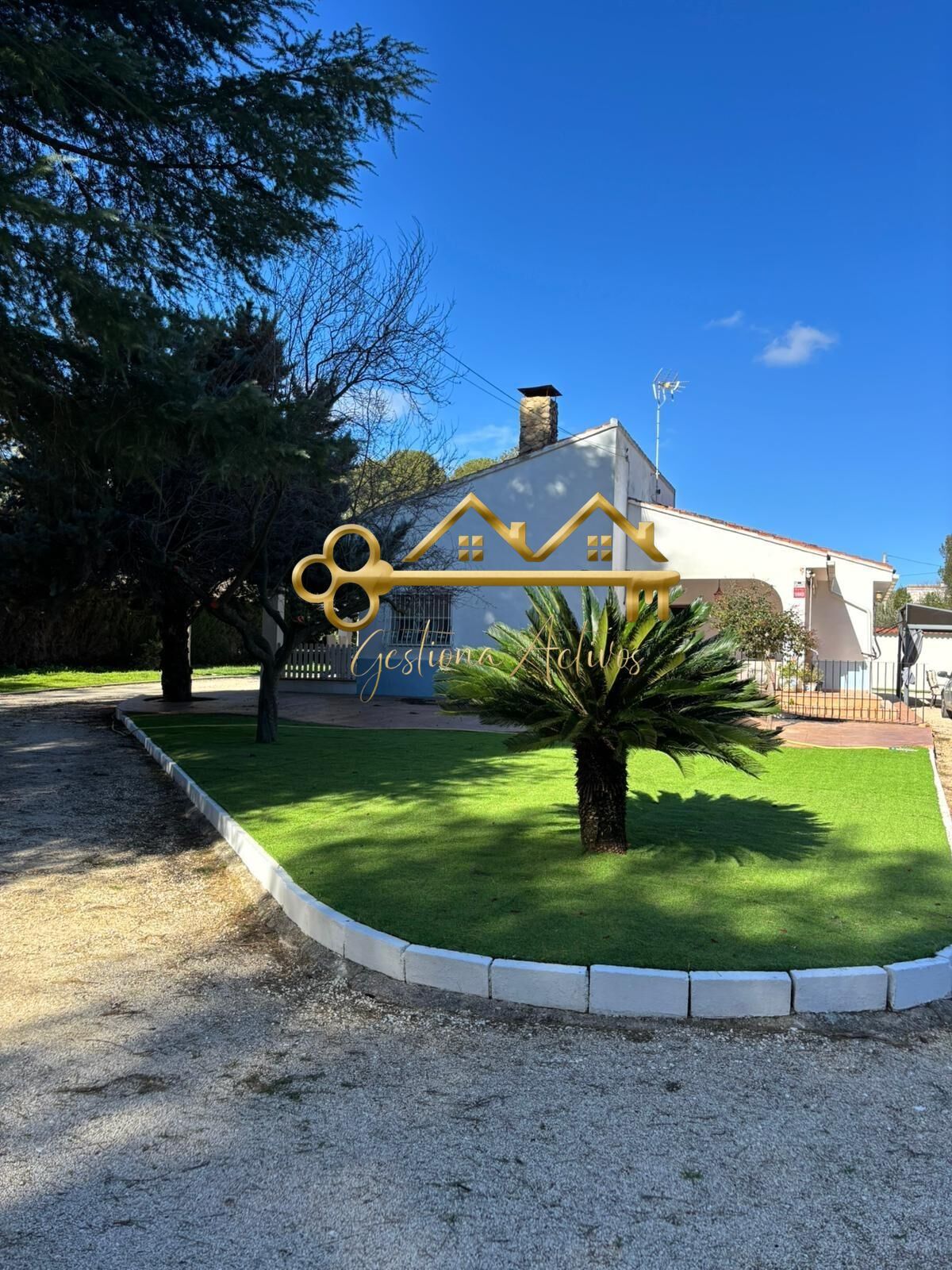 Vista exterior de Casa o xalet en venda en Ontinyent amb Aire condicionat, Traster i Piscina